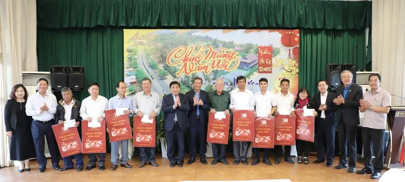 Bộ trưởng Nguyễn Chí Dũng và các thành viên trong Đoàn công tác tặng quà Tết cho các thôn, xóm. Bộ trưởng Nguyễn Chí Dũng và các thành viên trong Đoàn công tác tặng quà Tết cho các thôn, xóm.