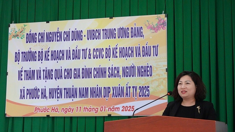 Bà Lê Thị Tường Thu, Ủy viên BCH Tổng Liên đoàn lao động Việt Nam, Chủ tịch Công đoàn Bộ Kế hoạch và Đầu tư chia sẻ với bà con xã Phước Hà, huyện Thuận Nam Bà Lê Thị Tường Thu, Ủy viên BCH Tổng Liên đoàn lao động Việt Nam, Chủ tịch Công đoàn Bộ Kế hoạch và Đầu tư chia sẻ với bà con xã Phước Hà, huyện Thuận Nam