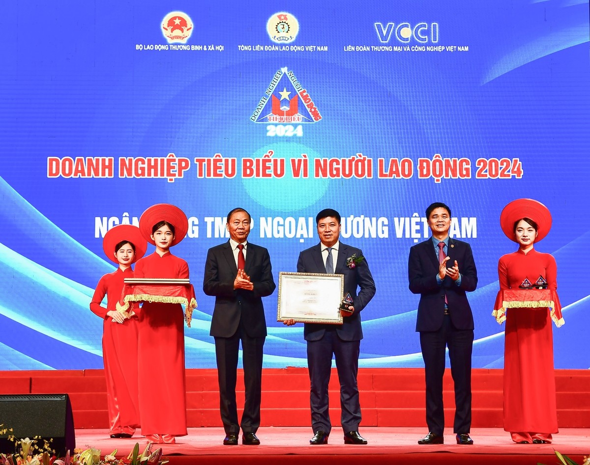 Đại diện Vietcombank, ông Hồng Quang - Thành viên HĐQT, Giám đốc Khối Nhân sự, Chủ tịch Công đoàn nhận vinh danh "Doanh nghiệp tiêu biểu vì người lao động" lần thứ 5 liên tiếp
