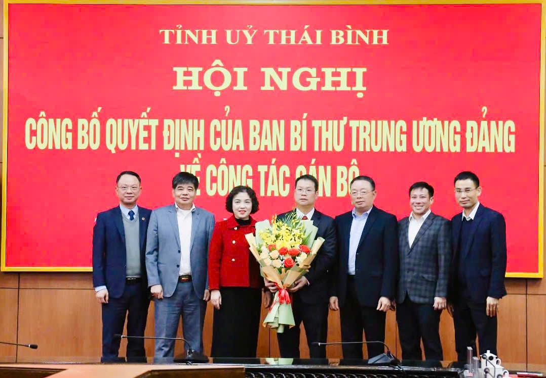 Lãnh đạo Ủy ban Kiểm tra Trung ương tặng hoa chúc mừng tân Phó bí thư Tỉnh ủy Thái Bình Nguyễn Mạnh Hùng. Lãnh đạo Ủy ban Kiểm tra Trung ương tặng hoa chúc mừng tân Phó bí thư Tỉnh ủy Thái Bình Nguyễn Mạnh Hùng.
