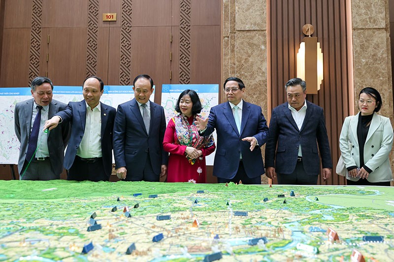 Thủ tướng yêu cầu Hà Nội và các địa phương xây dựng và triển khai ngay các đề án, dự án để huy động nguồn lực xử lý ô nhiễm không khí, ùn tắc giao thông tại Hà Nội, làm sống lại các dòng sông chết… Ảnh: Nhật Bắc