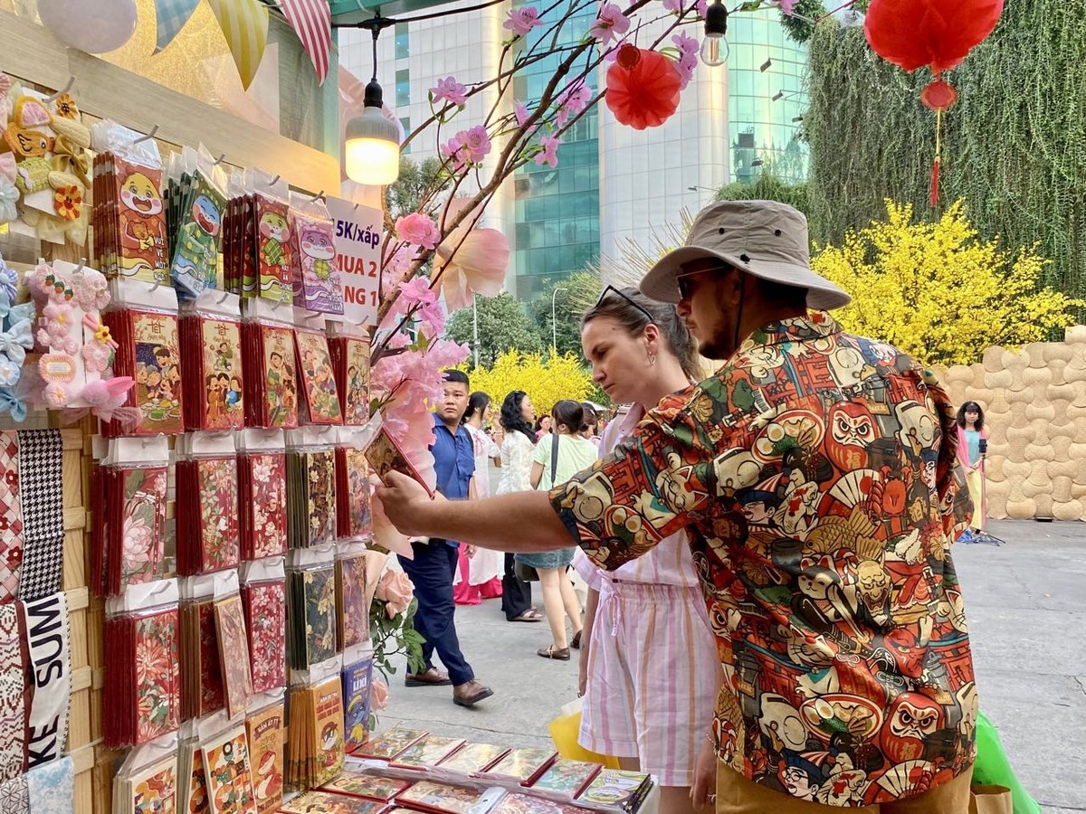 Du khách trong và ngoài nước còn có thể tận hưởng không khí xuân rộn rã qua việc mua sắm, khám phá những gian hàng ẩm thực, quà lưu niệm đặc sắc tại lễ hội