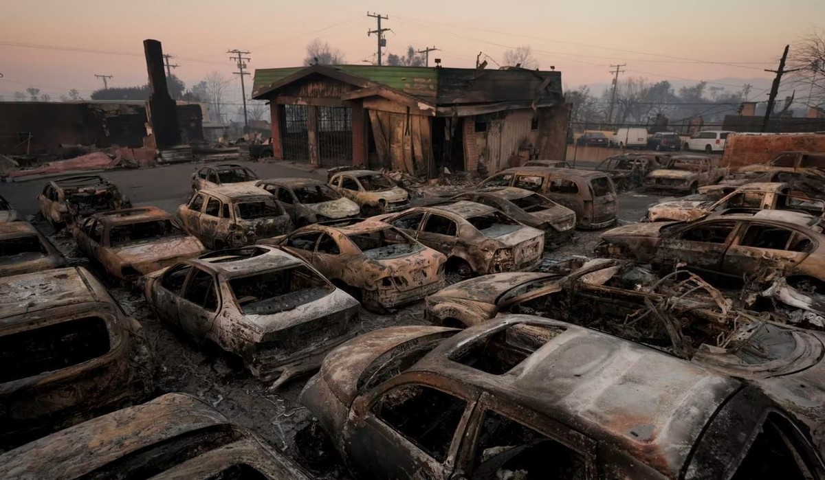 Cảnh tàn phá do cháy rừng tại Los Angeles, California, Mỹ. Ảnh: AP/TTXVN Cảnh tàn phá do cháy rừng tại Los Angeles, California, Mỹ. Ảnh: AP/TTXVN