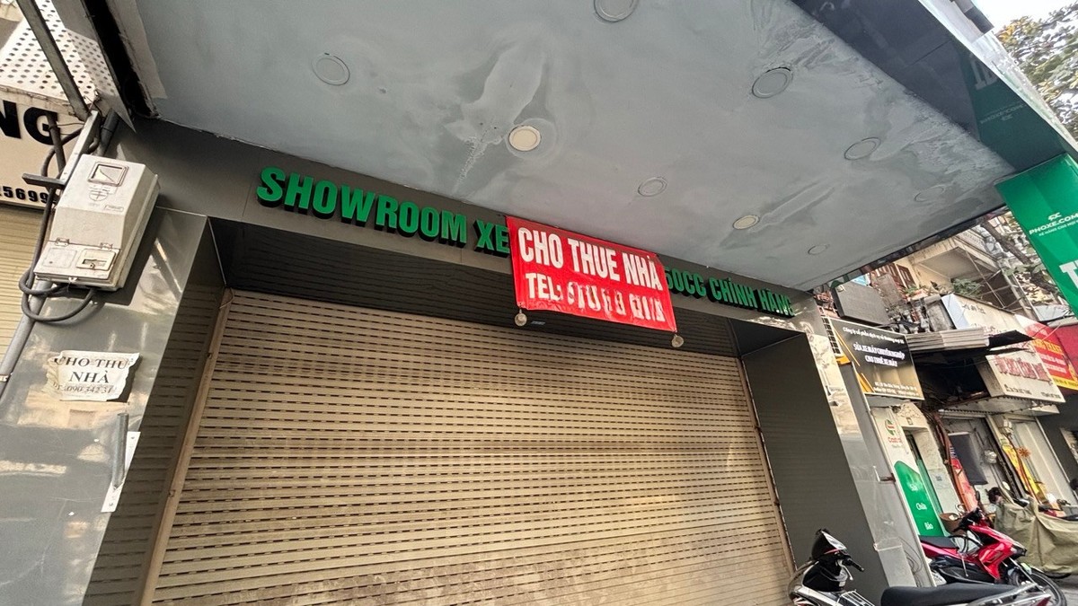 Ngôi nhà trong ảnh có diện tích 167 m2, mức giá thuê hàng tháng là 80 triệu đồng. Trước đây, căn nhà này được thuê bởi một cửa hàng kinh doanh xe máy dành cho học sinh.