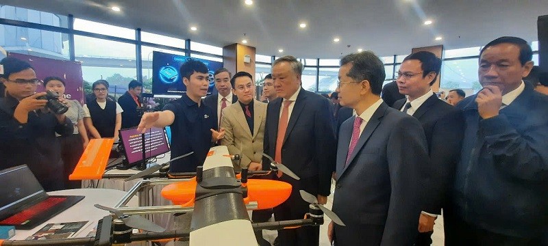 Phó thủ tướng Thường trực Chính phủ tham quan các mô hình đầu tư về lĩnh vực công nghệ thông tin mà các doanh nghiệp đang triển khai tại Khu công viên phần mềm số 2.