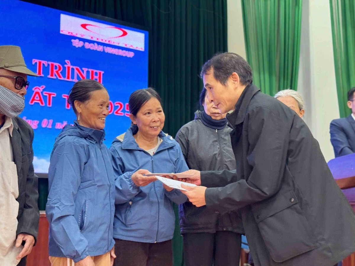 Ông Bùi Đức Hải, Phó tổng biên tập thường trực Báo Đầu tư trao quà cho các hộ gia đình. Ông Bùi Đức Hải, Phó tổng biên tập thường trực Báo Đầu tư trao quà cho các hộ gia đình.