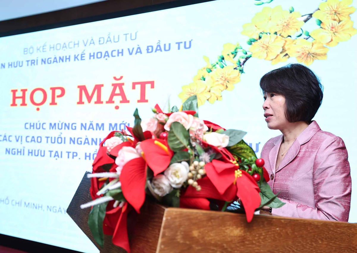 Thứ trưởng Bộ Kế hoạch và Đầu tư Nguyễn Thị Bích Ngọc chúc tết tới các cán bộ hưu trí tại TP.HCM ngày 17/1/2025.