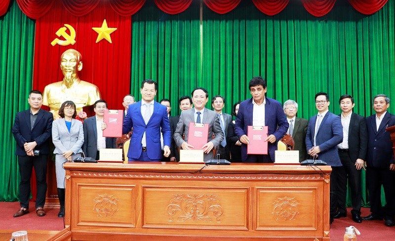 UBND tỉnh Bình Định, Tập đoàn Lạc Việt và Công ty Palmer Johnson ký biên bản ghi nhớ hợp tác đầu tư. Nguồn: binhdinh.gov.vn