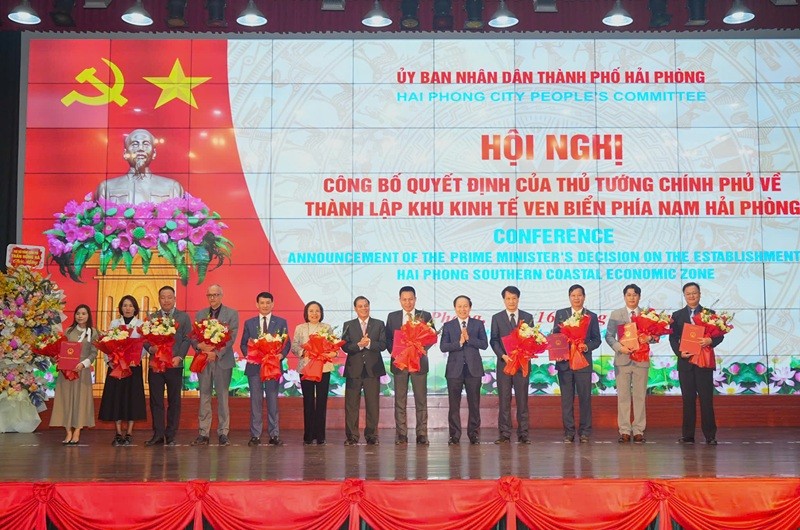 Lãnh đạo Thành phố Hải Phòng đã trao chứng nhận đăng ký đầu tư cho 5 dự án đầu tư trong nước (DDI) và 6 dự án đầu tư nước ngoài (FDI).