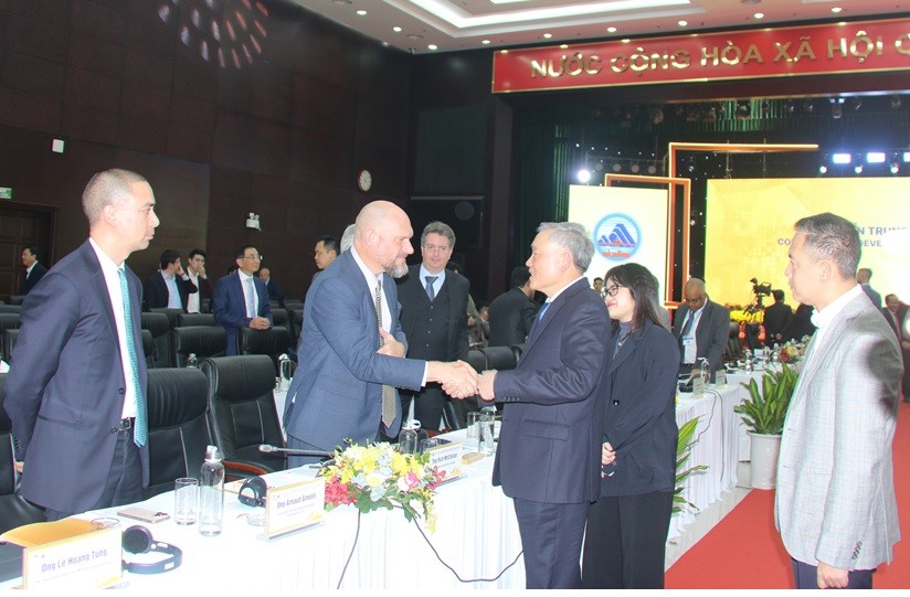 Phó thủ tướng Nguyễn Hòa Bình trao đổi với các chuyên gia tại Hội thảo. Phó thủ tướng Nguyễn Hòa Bình trao đổi với các chuyên gia tại Hội thảo.