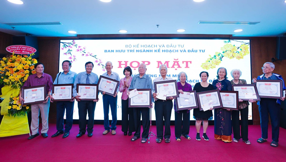 Thứ trưởng Bộ Kế hoạch và Đầu tư Nguyễn Thị Bích Ngọc mừng thọ cho các cán bộ hưu trí ngành Kế hoạch và Đầu tư.