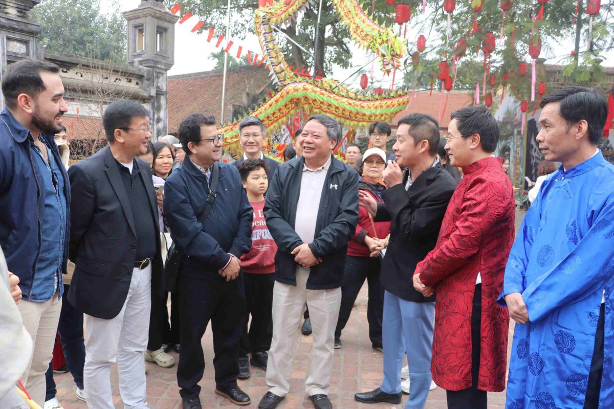 Phó bí thư Thường trực Thành uỷ Hà Nội Nguyễn Văn Phong cùng đại diện các sở, ngành, đại sứ quán các nước tại Việt Nam.