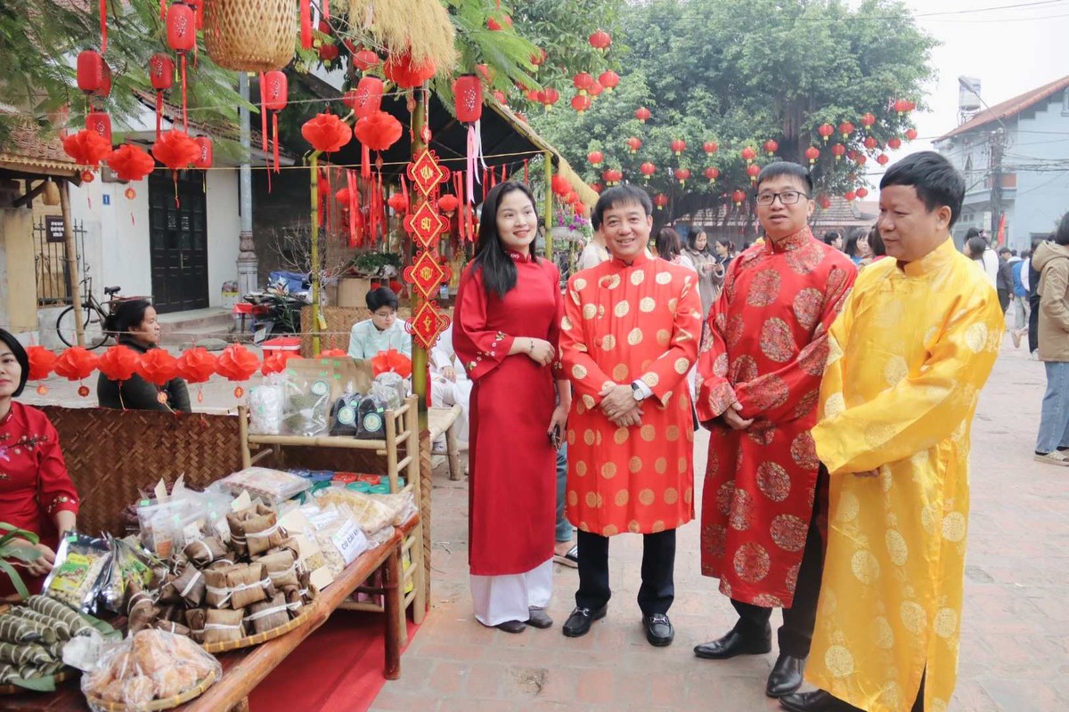 Phó chủ tịch UBND thị xã Sơn Tây Lê Đại Thăng cùng đại diện các đơn vị tham quan gian hàng.