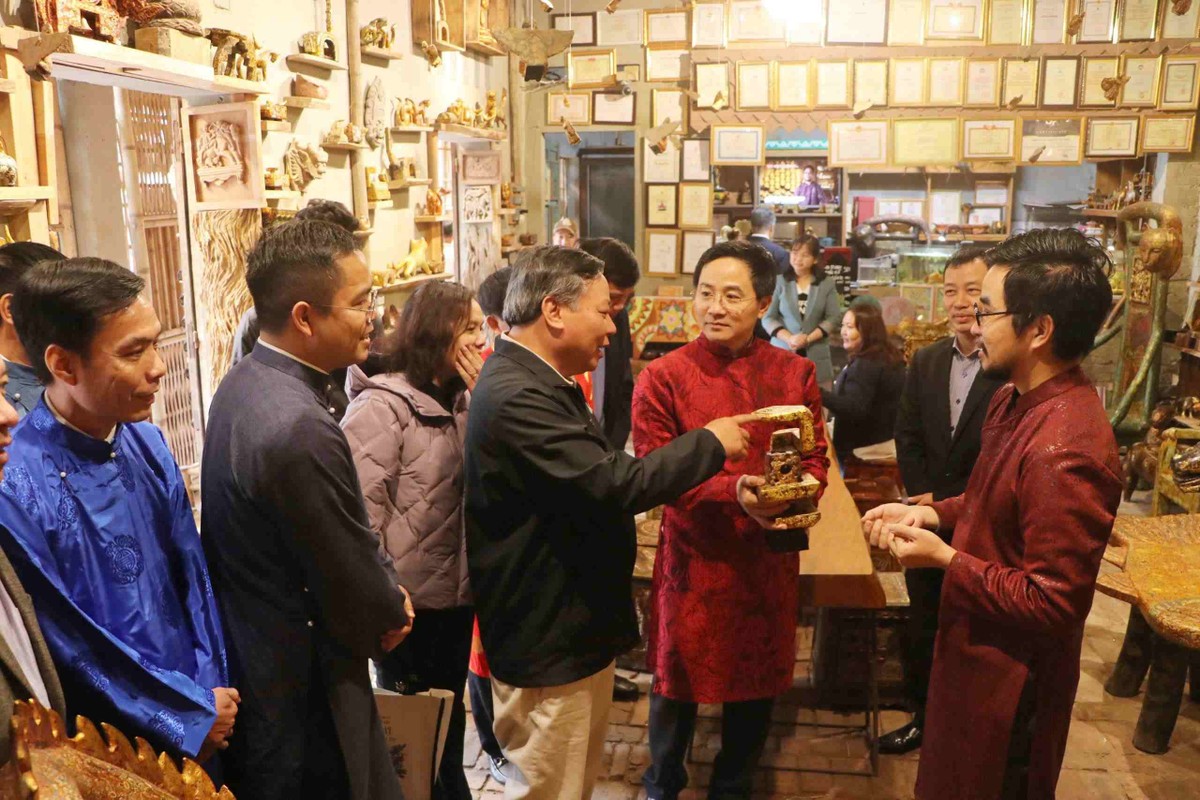 Bí thư Thị ủy Sơn Tây Trần Anh Tuấn giới thiệu về không gian sáng tạo của nghệ nhân Nguyễn Tấn Phát.