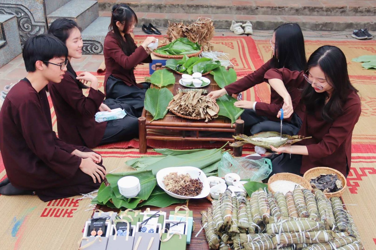 Khu trải nghiệm làm bánh chưng, bánh tẻ.