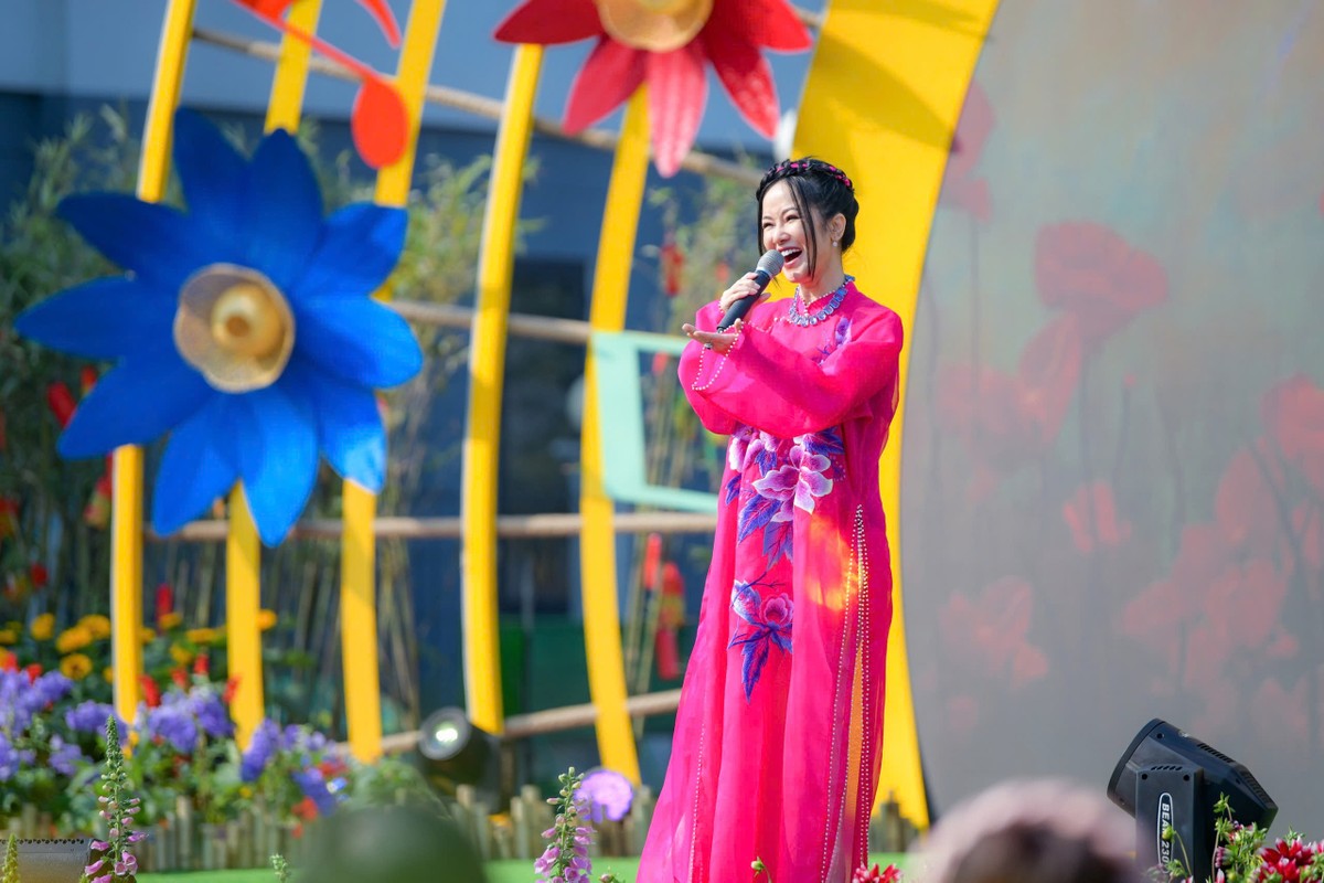 Home Hanoi Xuan 2025 được truyền cảm hứng qua dòng chảy bất tận của âm nhạc Việt Nam, từ những làn điệu dân ca thân thuộc đến âm hưởng đương đại mới mẻ.