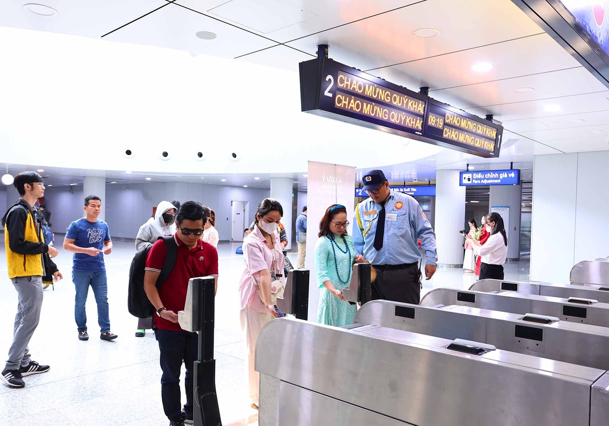Hành khách bắt đầu trả phí bằng nhiều app, cụ thể app HCMC Metro hoặc mua vé bằng tiền mặt. Sắp tới, Công ty TNHH MTV Đường sắt Đô thị số 1 sẽ đưa thêm các hình thức thanh toán mới nhằm tiện lợi cho hành khách di chuyển nhanh hơn.