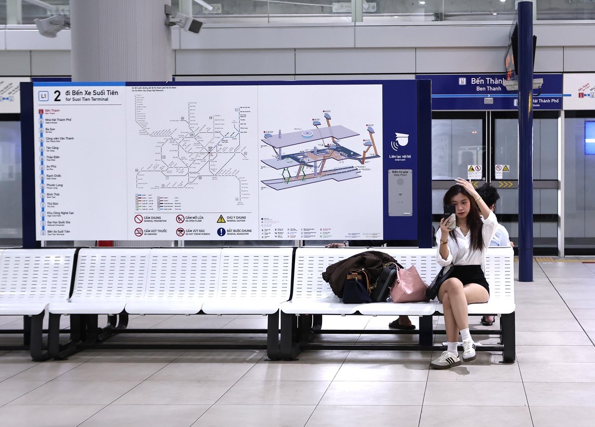Trái với cảnh đông đúc trong thời gian chạy miễn phí, nay hành khách ngồi rộng rãi chờ Metro tới. Ảnh chụp ngay tại Ga Bến Thành.