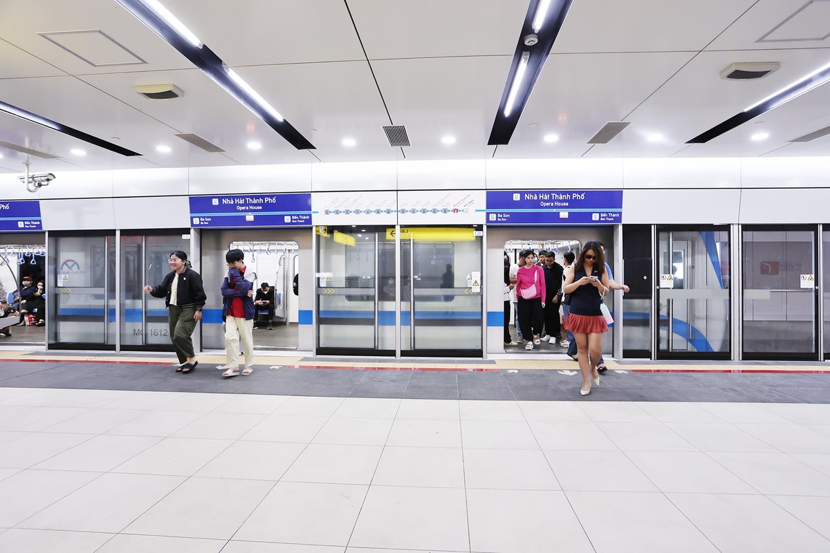 Hành khách lên xuống tại các ga.