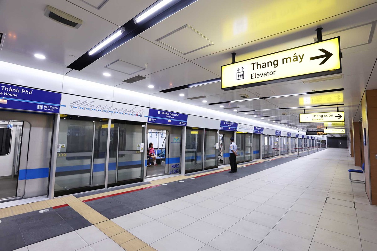 Nhà ga Nhà hát Thành Phố sạch sẽ.