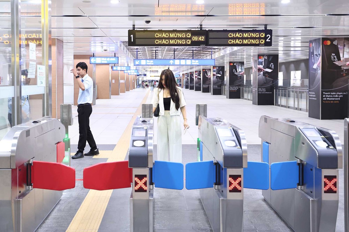 Hành khách quét vé rời ga.