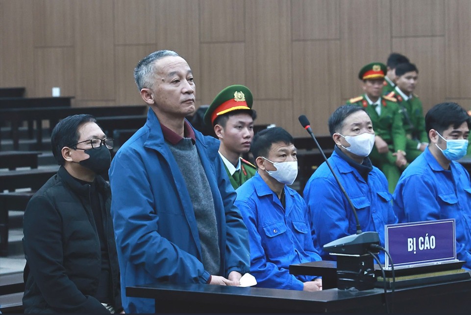 Cựu Chủ tịch UBND tỉnh Lâm Đồng Trần Văn Hiệp và các bị cáo trong phiên tòa sơ thẩm.