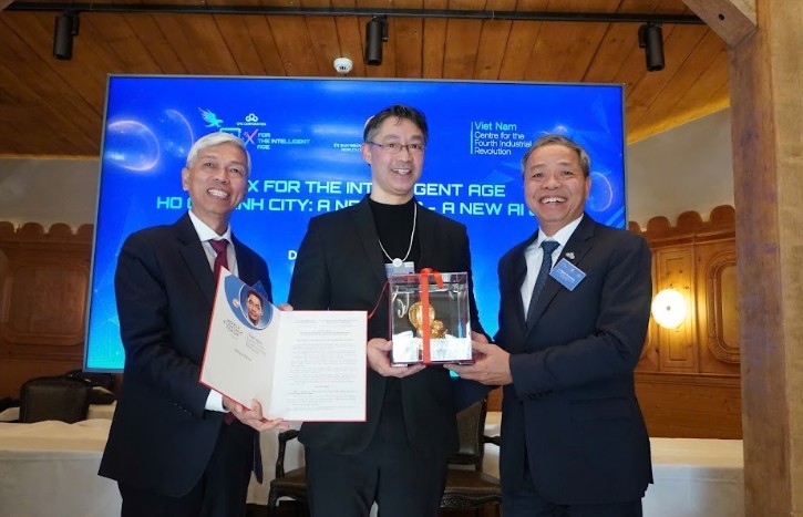 Ông Võ Văn Hoan, Phó Chủ tịch UBND Tp.HCM và Ông Nguyễn Trung Chính, Chủ tịch CMC chúc mừng tân Giám đốc danh dự Vietnam C4IR, TS. Philipp Rösler.