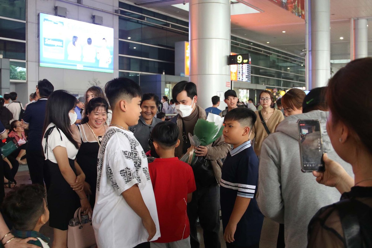 Cả gia đình chị Ý từ ĐBSCL đi từ sáng sớm đến đón đứa con trai từ Nhật Bản trở về.
