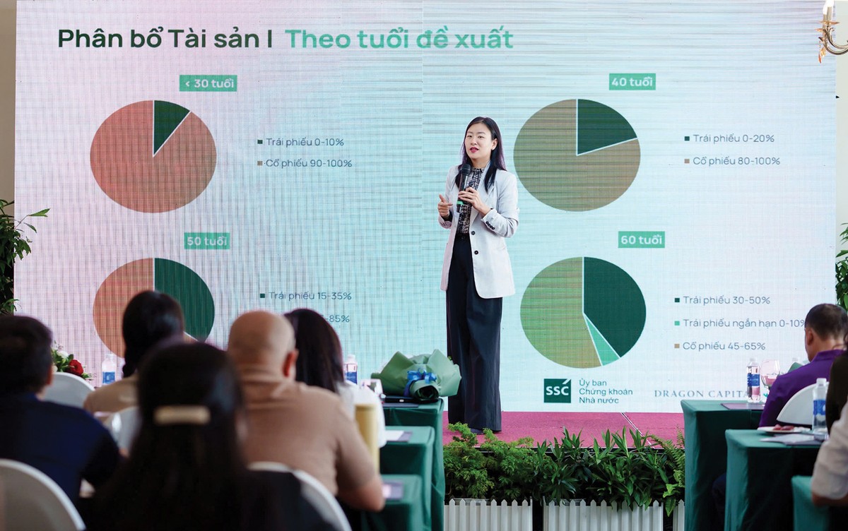 Bà Lương Thị Mỹ Hạnh, Giám đốc Quản lý tài sản Khối trong nước, Công ty Quản lý quỹ Dragon Capital thuyết trình về cơ hội đầu tư cho nhà đầu tư mới, một hoạt động được Dragon Capital tổ chức thường xuyên, thu hút rất đông người trẻ tham dự