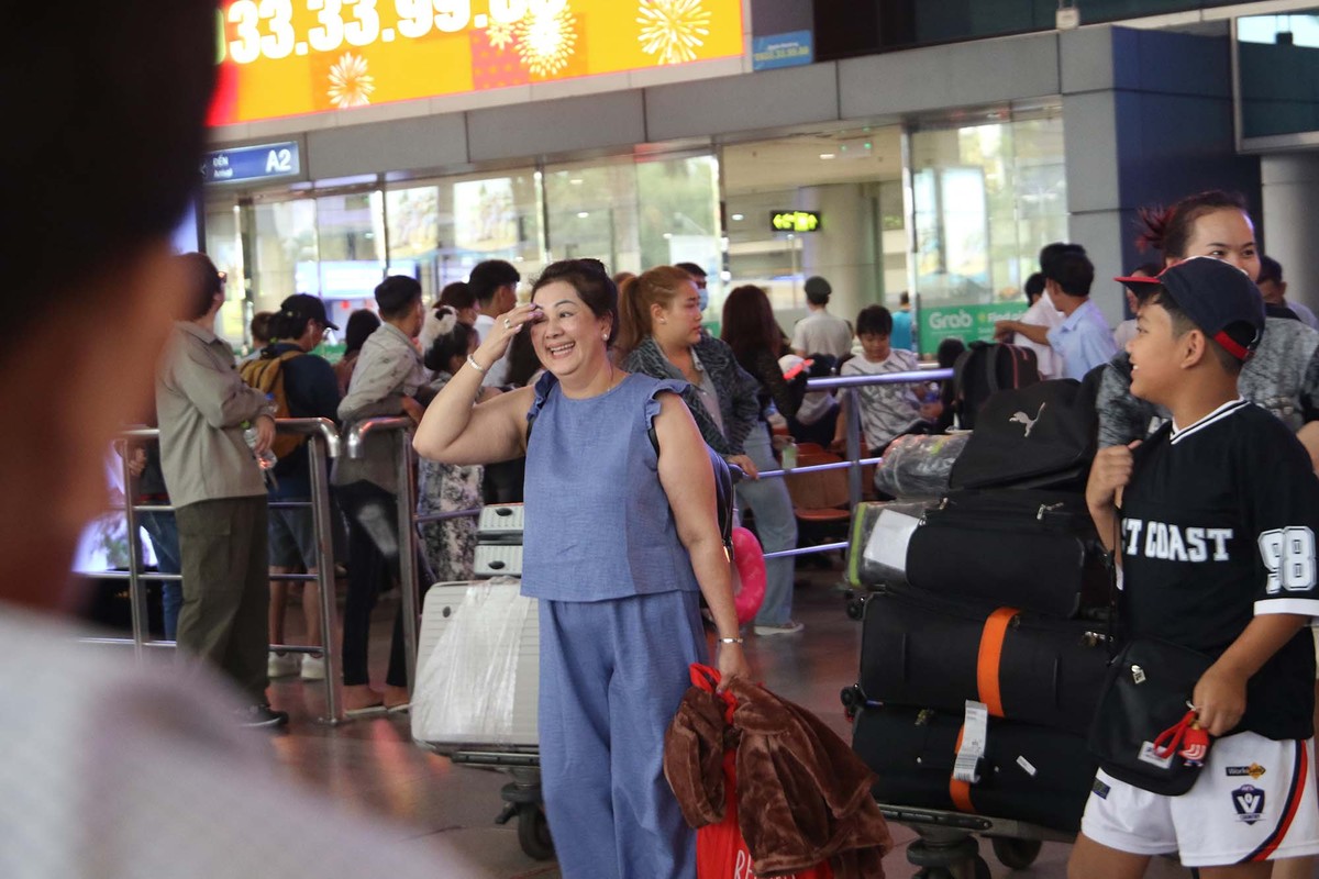 Vui mừng, xúc động khi nhìn thấy gia đình từ xa.