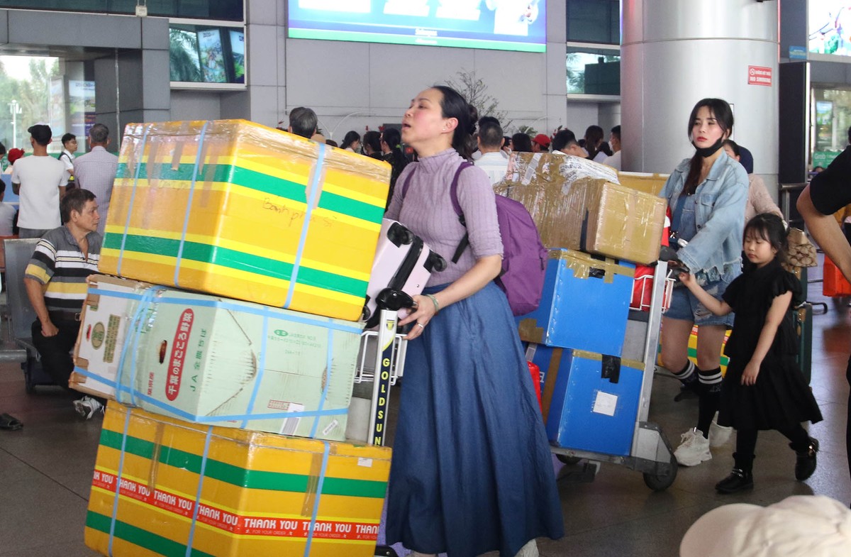 Do sân bay quá đông, nhiều Việt kiều phải đi vòng quanh tìm gia đình.