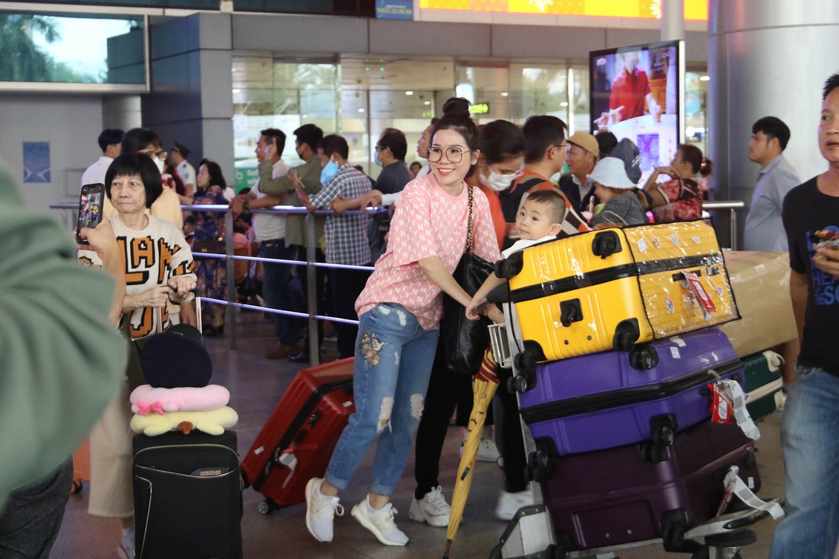 Ngày Tết, bà con trở về gặp người thân