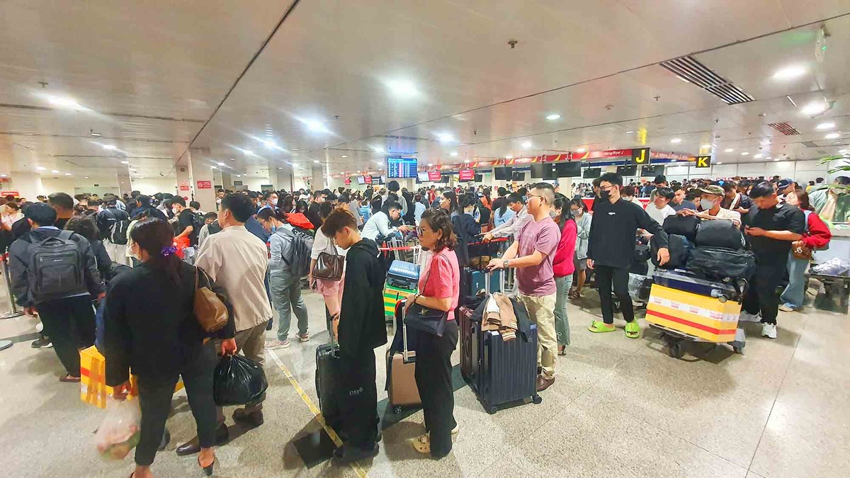 Dòng người xếp thành nhiều hàng kín Sân bay Tân Sơn Nhất để trở về quê những ngày cuối năm.