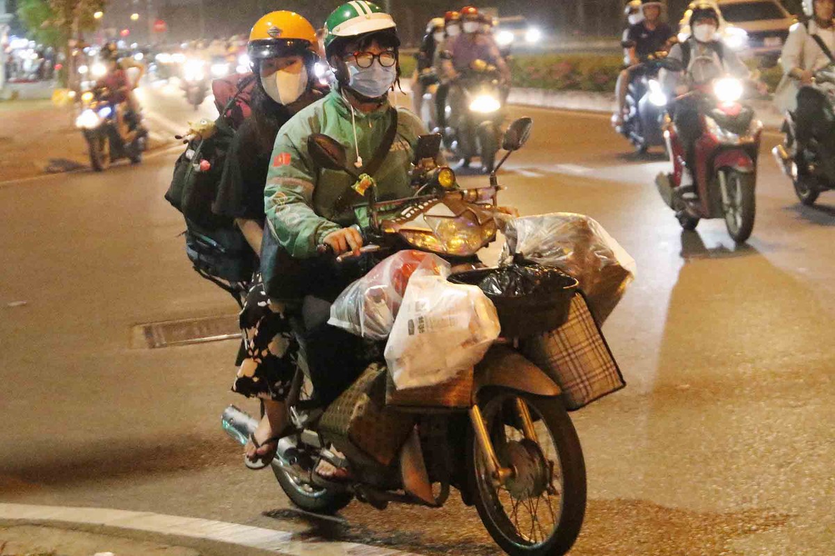 Nhiều gia đình quê gần hơn, thì lỉnh kỉnh đồ đạc về quê bằng xe máy trong đêm.