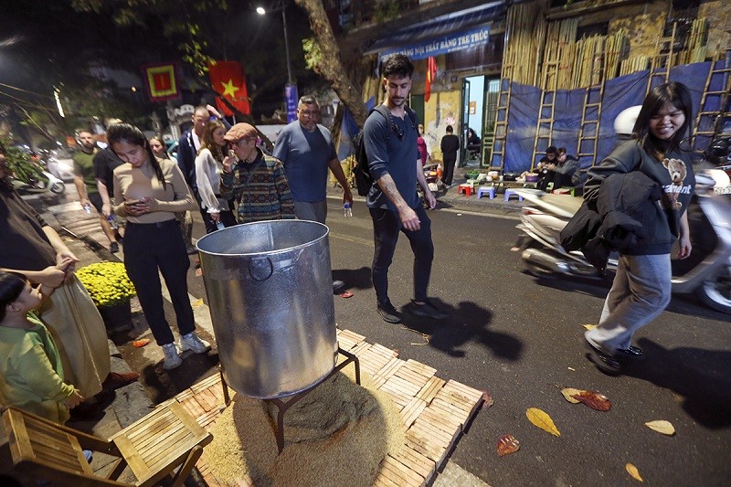 Khách du lịch luôn trầm trồ bởi nét văn hoá rất riêng biệt trên những con phố cổ và nồi bánh một năm chỉ xuất hiện một lần Khách du lịch luôn trầm trồ bởi nét văn hoá rất riêng biệt trên những con phố cổ và nồi bánh một năm chỉ xuất hiện một lần