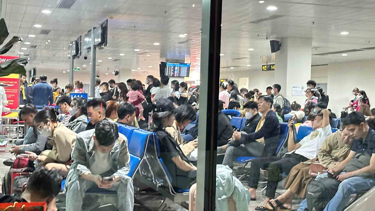 23h đêm 24/1, sảnh chờ nội địa vẫn còn rất đông người ngồi chờ bay.