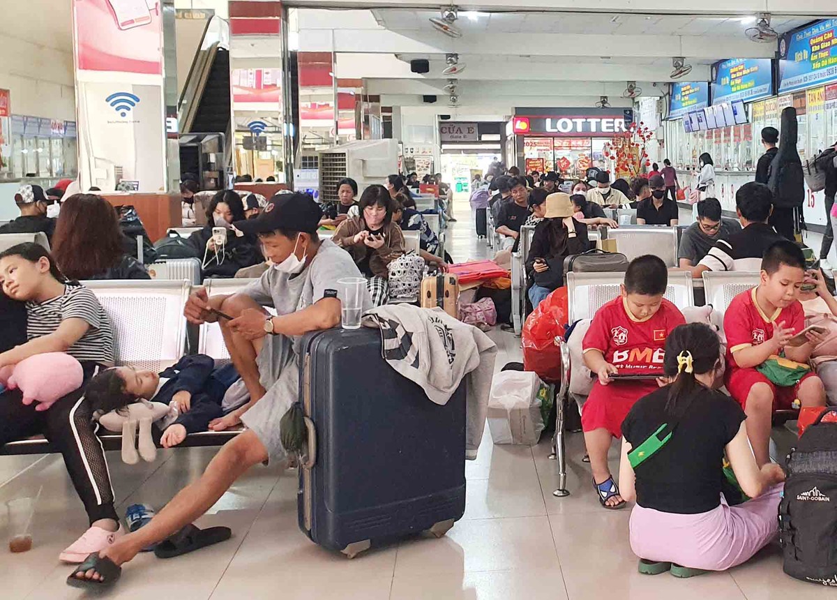 Tại bến xe Miền Đông cũ, nhiều gia đình đã ra từ sớm để về quê.