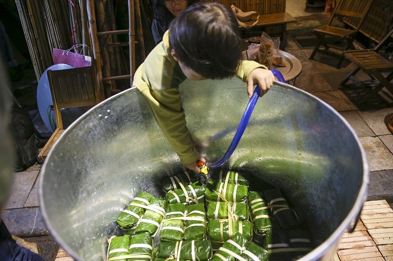 Bánh được đặt ngay ngắn và luôn đảm bảo phải đủ chặt để không bị nổi hoặc thiếu nước trong suốt quá trình luộc Bánh được đặt ngay ngắn và luôn đảm bảo phải đủ chặt để không bị nổi hoặc thiếu nước trong suốt quá trình luộc