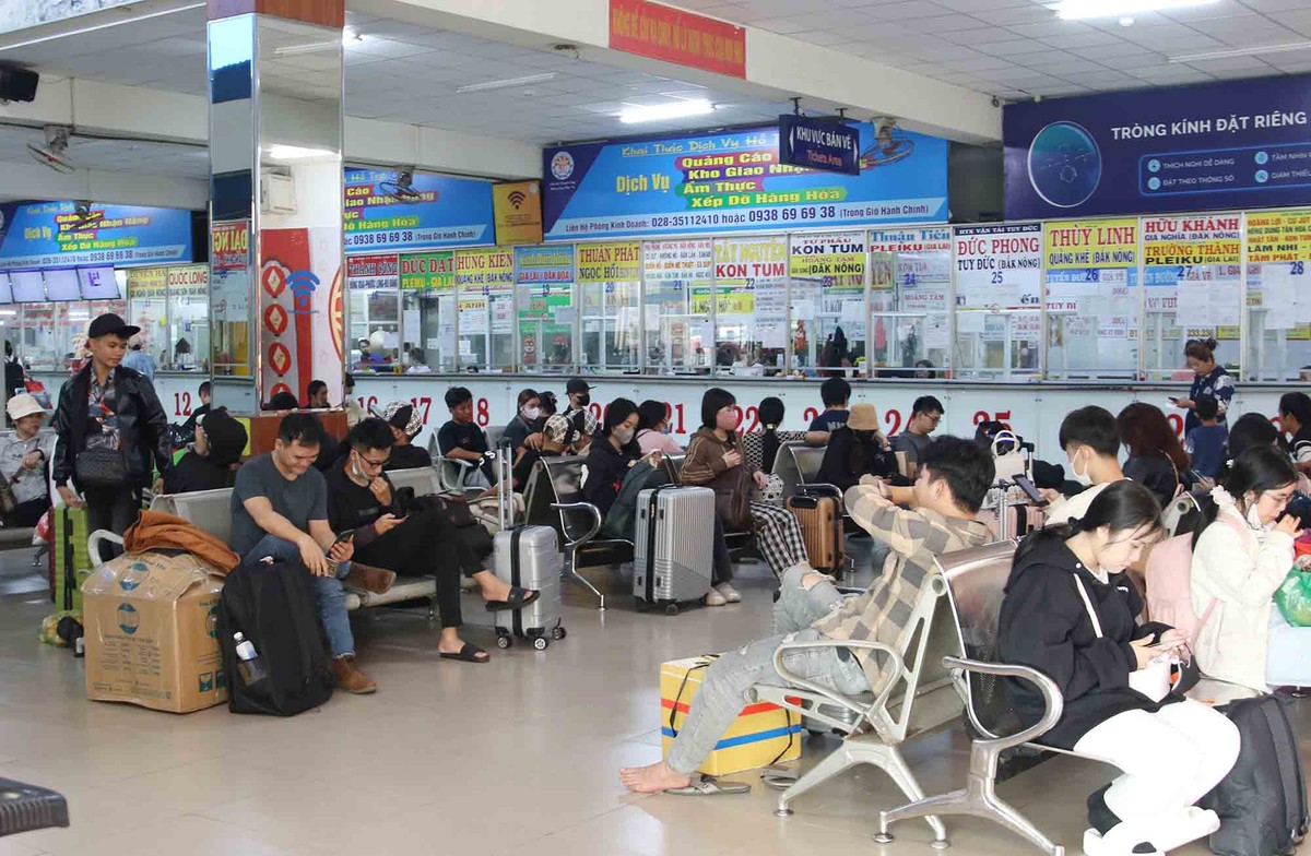 Bến xe Miền Đông cũ có những chuyến xe chở khách về các tỉnh miền Đông.