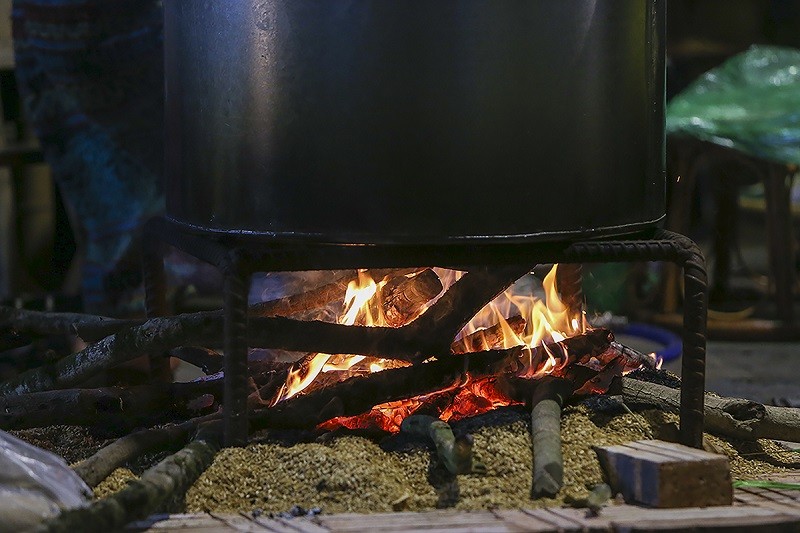 Củi được chọn từ những gốc nhãn và lót bằng trấu để lửa luôn đủ nhiệt nhưng lại không quá lớn dẫn đến bánh bị khê Củi được chọn từ những gốc nhãn và lót bằng trấu để lửa luôn đủ nhiệt nhưng lại không quá lớn dẫn đến bánh bị khê