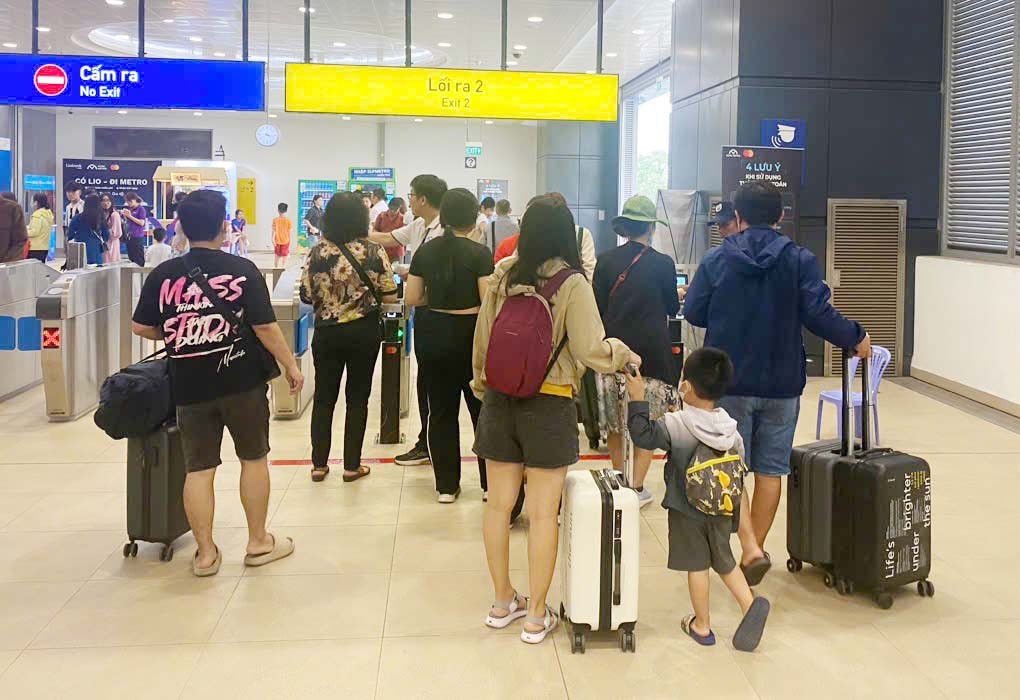 Năm nay, có tuyến Metro số 1, hành khách di chuyển ra bến xe Miền Đông mới rất tiện lợi để đi xe về các tỉnh miền Trung và miền Bắc.