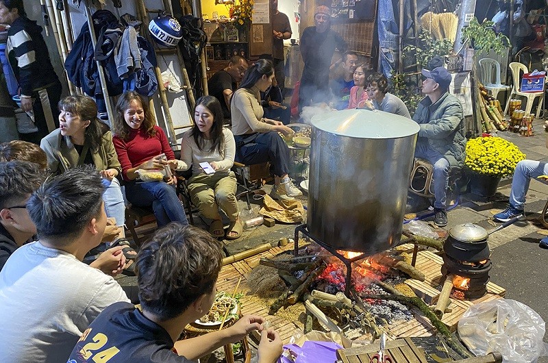 Không khí vui tươi đầm ấm tràn ngập góc phố cùng gia đình và bạn bè Không khí vui tươi đầm ấm tràn ngập góc phố cùng gia đình và bạn bè