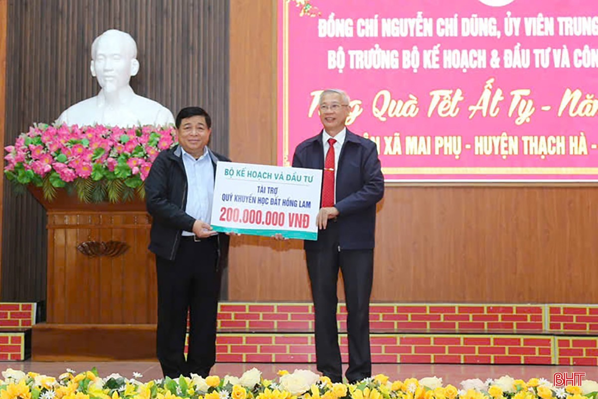 Bộ trưởng Nguyễn Chí Dũng trao tặng 200 triệu đồng cho Quỹ Khuyến học đất Hồng Lam. (Ảnh: BHT)