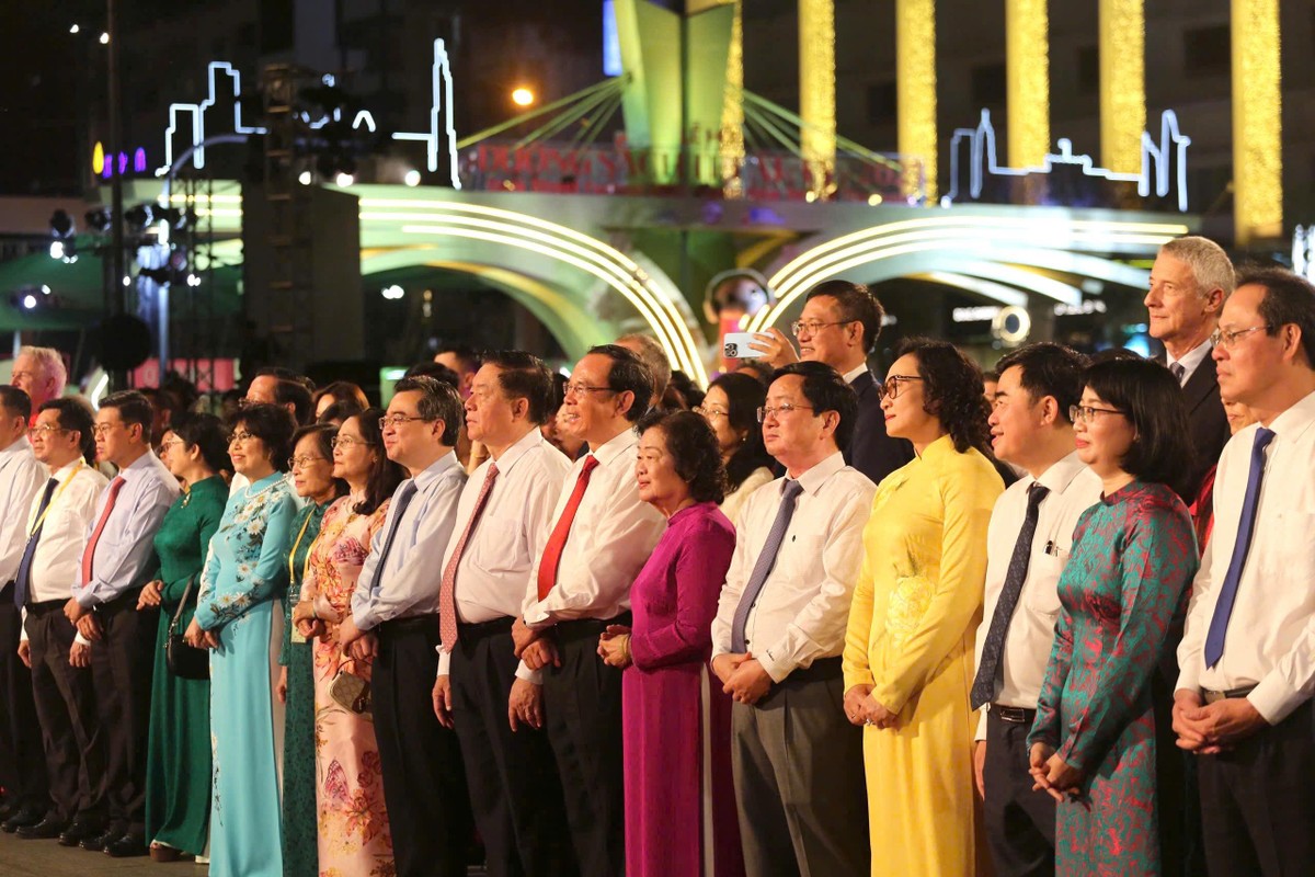 Lãnh đạo Trung ương và TP.HCM tham dự lễ khai mạc Đường hoa Nguyễn Huệ Tết Ất Tỵ 2025.