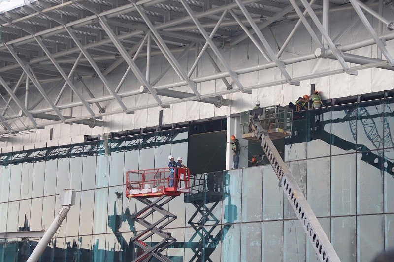 Những ngày giáp Tết, công nhân vẫn miệt mài hoàn thiện các hạng mục bên ngoài nhà ga T3, Sân bay Tân Sơn Nhất