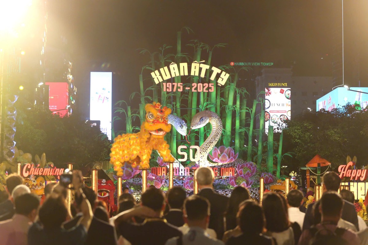 Điểm nhấn của đường hoa năm nay là cặp linh vật rắn mang tên Kim Tỵ và Ngân Tỵ.