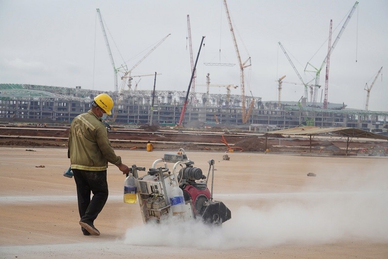 Công nhân thi công hạng mục đường băng Sân bay Long Thành những ngày giáp Tết Nguyên đán Ất Tỵ