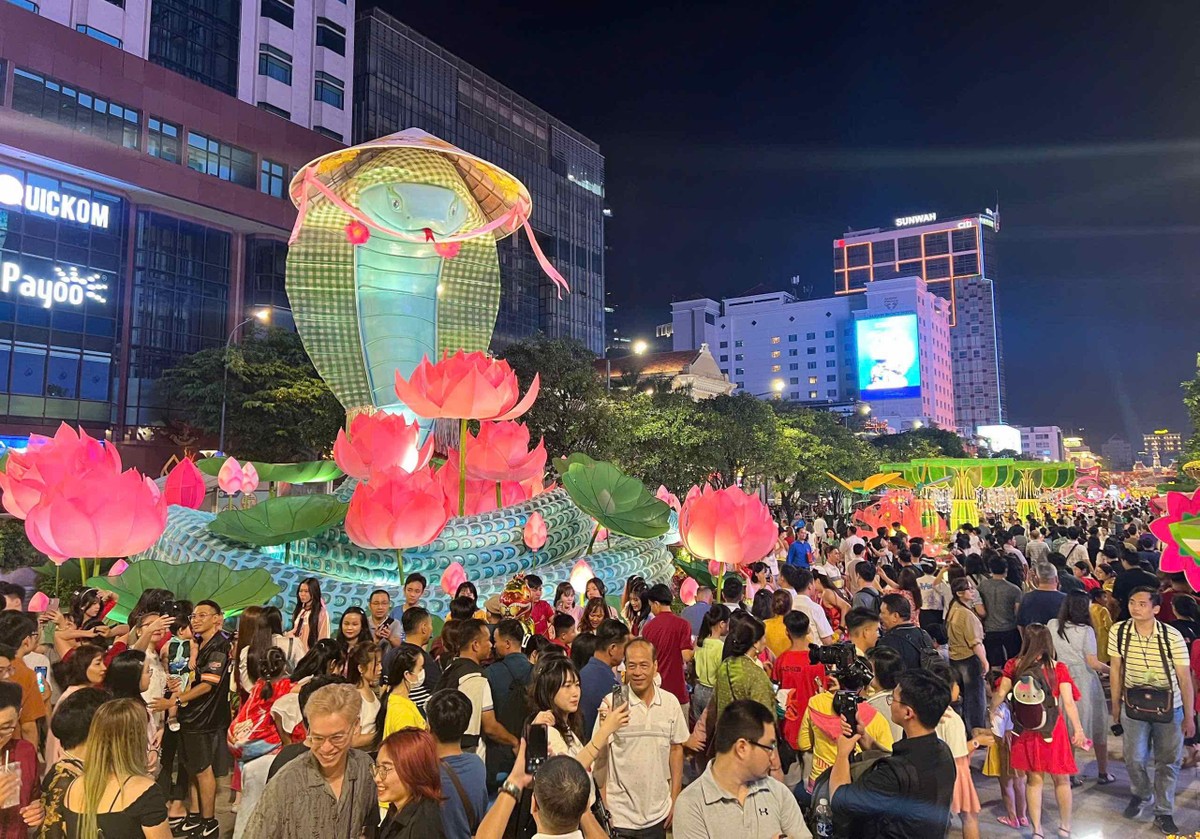 “Nàng hậu” rắn Nam bộ duyên dáng trong hình ảnh khăn rằn và nón lá thu hút nhiều người dân và du khách.