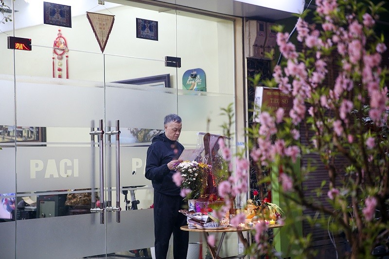 Trong khoảnh khắc bước sang năm mới, các gia đình thắp hương đón Giao thừa.