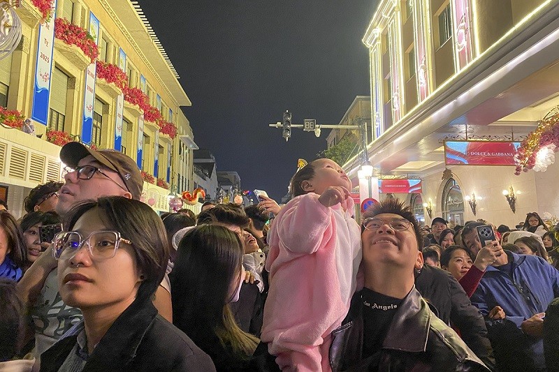 Những em bé lần đầu được ngắm pháo hoa cùng gia đình, nên còn rất bỡ ngỡ xen lẫn ngạc nhiên